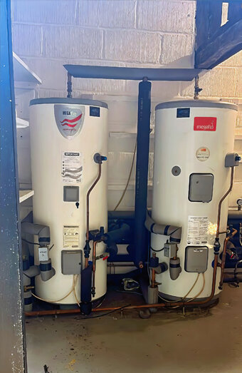 https://parkwoodhotwater.com.au/uploads/2025/06/electric-hot-water-system-10198.jpg